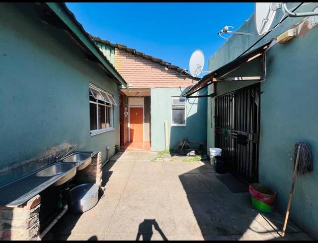 15 BEDROOM HOUSE FOR SALE IN RHODESFIELD